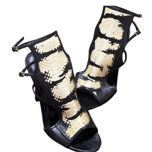 Tamara Mellon
Water Snake Cutout Accent Gladiator Sandals size 8 - Picture 3 of 15